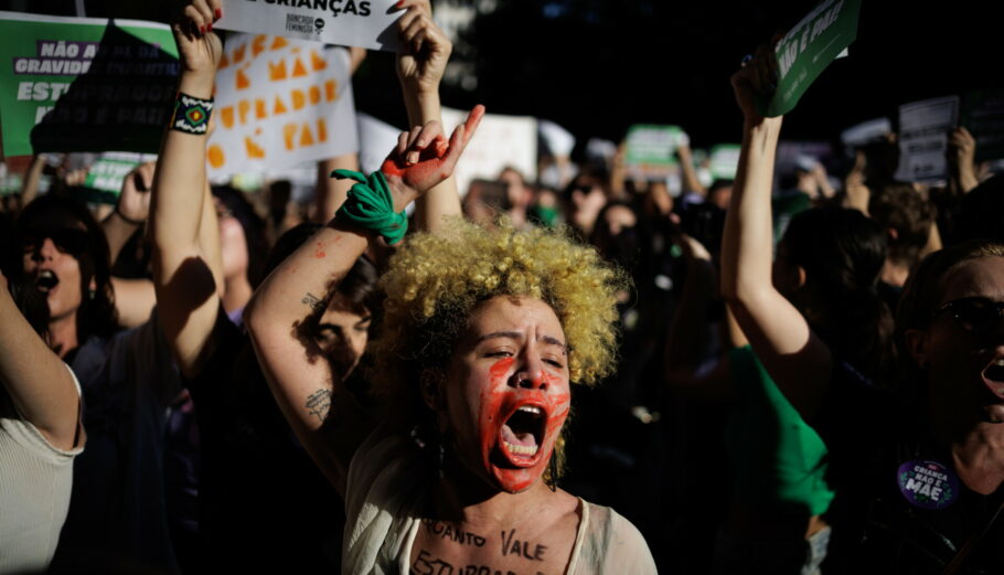 Γυναίκες διαδηλώνουν στη Βραζιλία © EPA/Isaac Fontana
