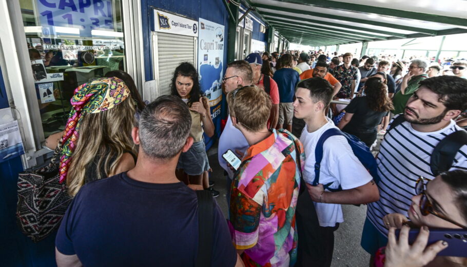 Προβλήματα αντιμετωπίζουν οι τουρίστες στο Κάπρι της Ιταλίας λόγω λειψυδρίας © EPA/CIRO FUSCO