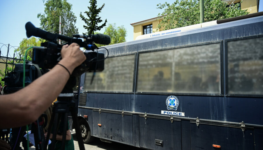 Απολογία στον εισαγγελέα του δημοσιογράφου της ΕΡΤ, που συνελήφθη επειδή φέρεται να άσκησε βία στη σύντροφό του © EUROKINISSI