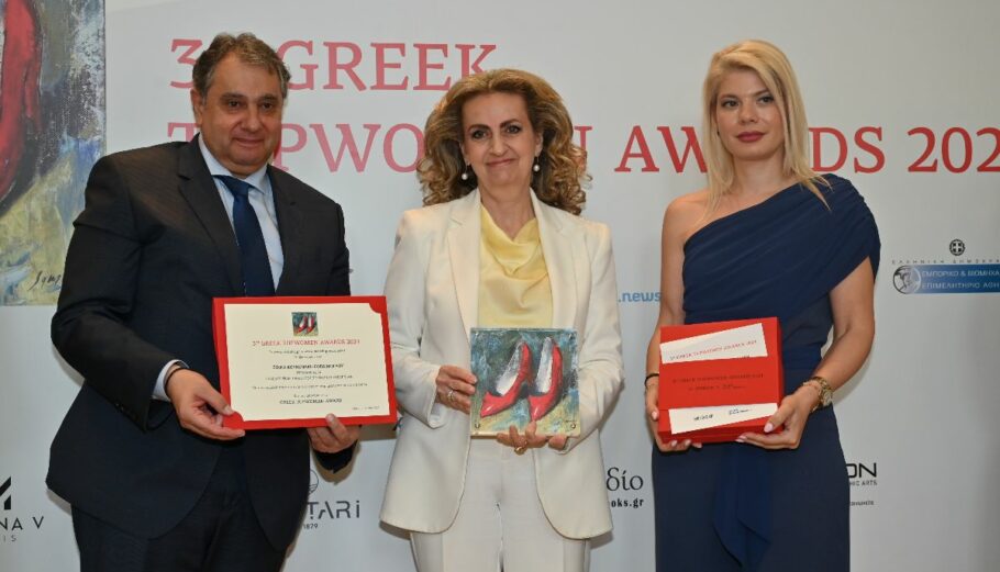 Το βραβείο απένειμαν στη Σοφία Κουνενάκη Εφραίμογλου ο πρόεδρος του Εμπορικού και Βιομηχανικού Επιμελητηρίου Πειραιά, Βασίλης Κορκίδης, και η αντιπρόεδρος του Όμιλου Καμαρίδης GlobalWire, Άννα Καμαρίδη © ΔΤ
