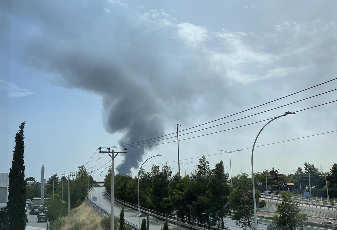 Καπνός από την έκρηξη στο εργοστάσιο στην Κάτω Κηφισιά © Powergame.gr