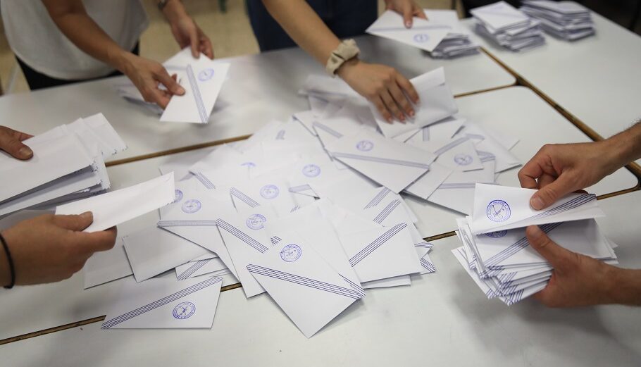 Άνοιγμα κάλπης μετά το τέλος της ψηφοφορίας για τις ευρωεκλογές σε εκλογικό τμήμα της Αττικής@eurokinissi