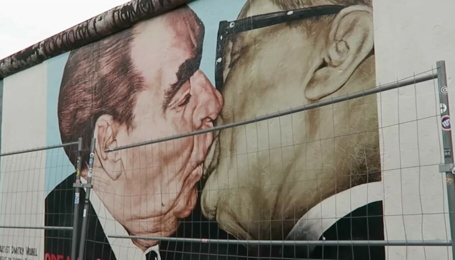 Γκράφιτι ορόσημο στο Τείχος του Βερολίνου © Printscreen Youtube