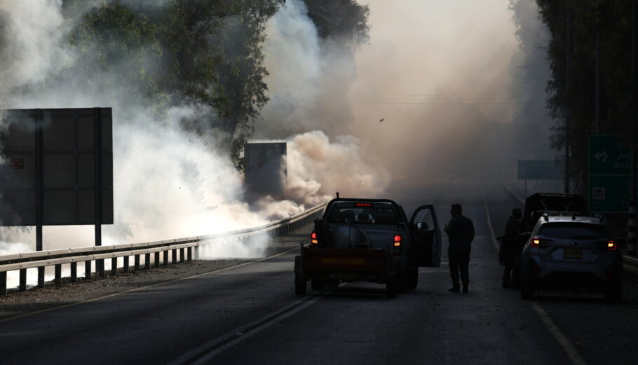 Επίθεση στο βόρειο Ισραήλ από τη Χεζμπολάχ © EPA/ATEF SAFADI