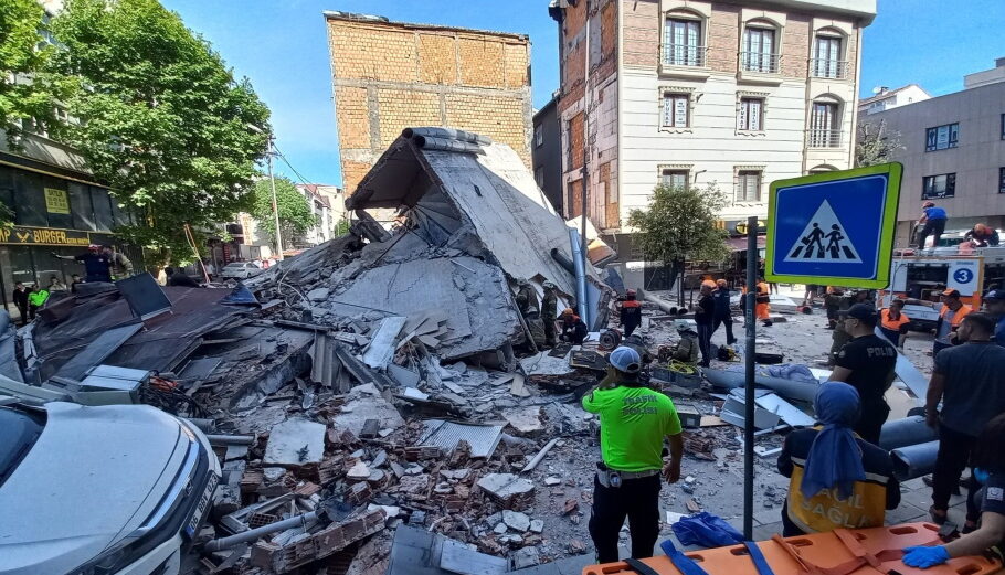 To κτίριο που κατέρρευσε στην Κωνσταντινούπολη@x.com/ErcanAkpola