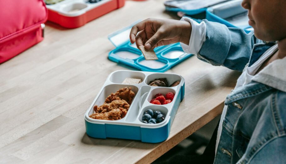 Lunchbox με γεύμα για το γραφείο © Pexels