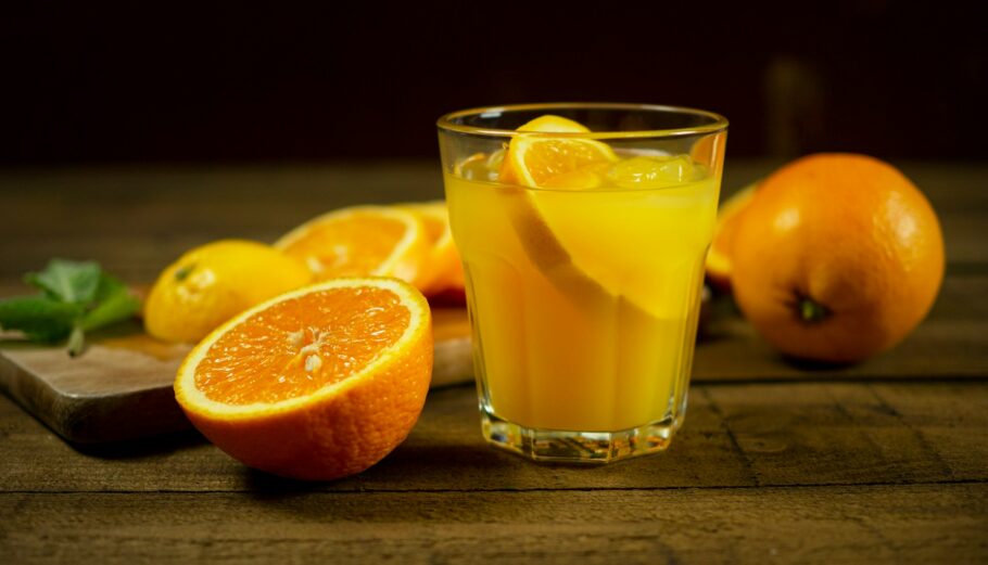 Πλούσιος σε βιταμίνη D ο χυμός πορτοκαλιού ©Unsplash