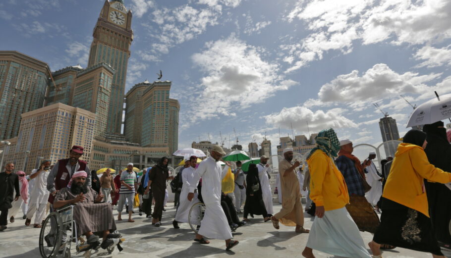 Μουσουλμάνοι στη Μέκκα © EPA/STRINGER