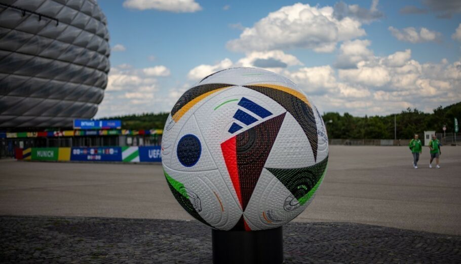 Ένα γιγαντιαίο επίσημο αντίγραφο μπάλας ποδοσφαίρου εκτίθεται έξω από την Allianz Arena, την παραμονή του εναρκτήριου αγώνα@EPA/MARTIN DIVISEK
