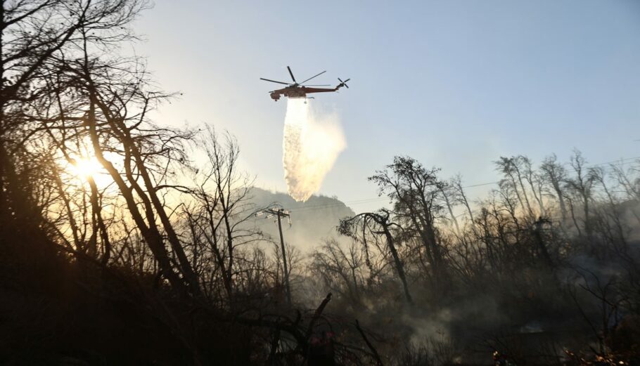 Ελικόπτερο της Πυροσβεστικής επιχειρεί σε δασική έκταση στην περιοχή Κατσιμίδι Πάρνηθας © INTIME / ΛΙΑΚΟΣ ΓΙΑΝΝΗΣ