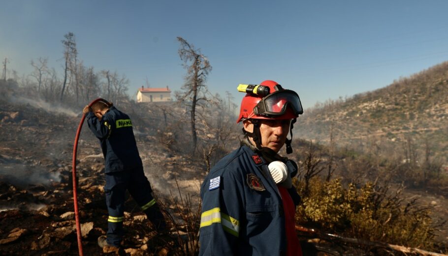 Πυροσβέστες στη μάχη κατάσβεσης της φωτιάς στην Πάρνηθα © INTIME