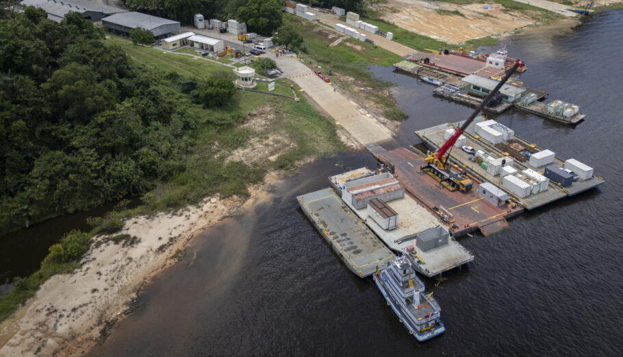 Εξέδρα που εξορύσσει πετρέλαιο στη Βραζιλία © EPA/Isaac Fontana