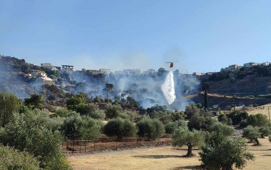 Μάχες της Πυροσβεστικής με τις πυρκαγιές σε Αχαϊα, Αργολίδα, Ηλεία