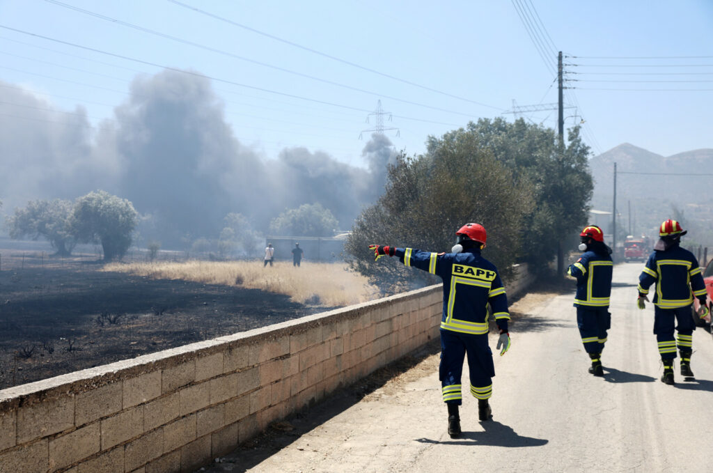 Πυρκαγιά στο Κορωπί: Ενισχύονται οι δυνάμεις της Πυροσβεστικής