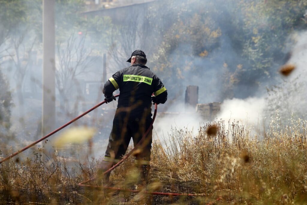 Φωτιά στα Χανιά: Απειλεί ξενοδοχεία στον Πλατανιά, μήνυμα 112