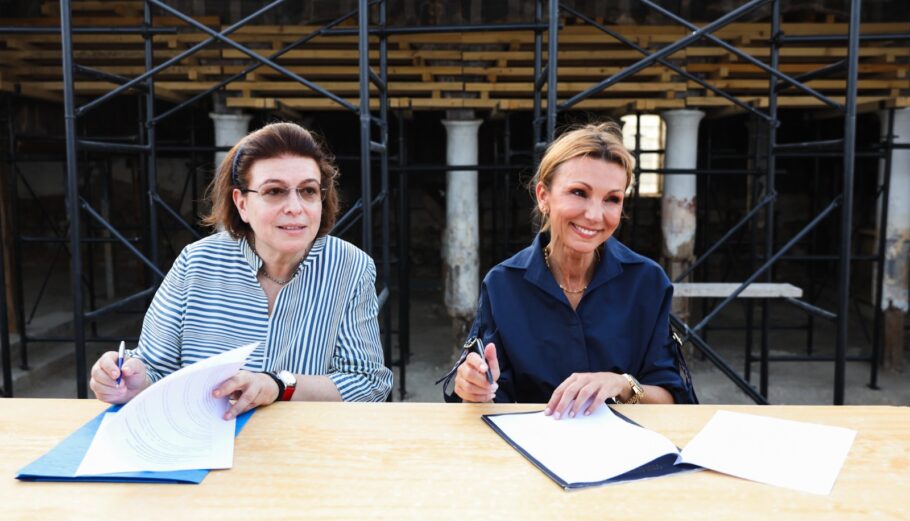 Η ΥΠΠΟ Λίνα Μενδώνη με την Πρόεδρο της ΕΕΕ Μελίνα Τραυλού κατά την υπογραφή του Μνημονίου Συνεργασίας στη Φαλάνη Λάρισας © Υπουργείο Πολιτισμού