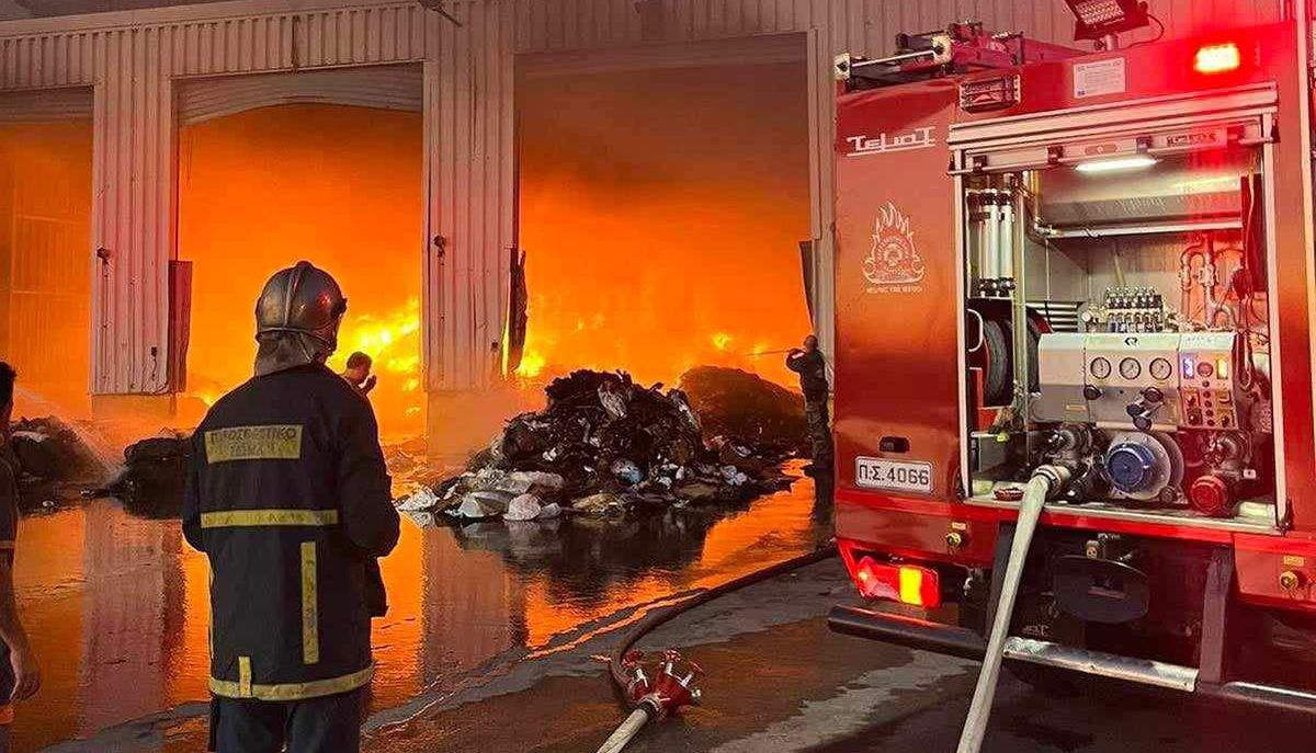 Φωτιά στο εργοστάσιο ανακύκλωσης στα Χανιά © facebook.com/mgrafakos