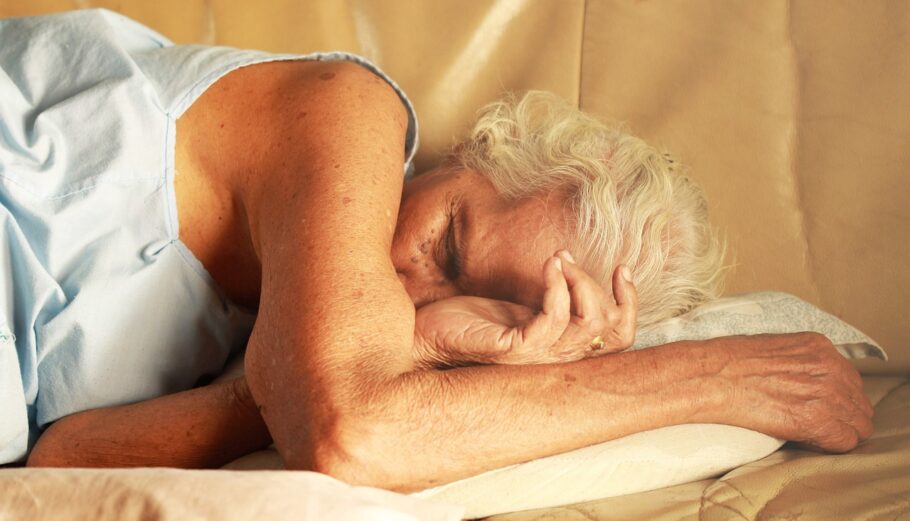 Ύπνος ηλικιωμένη@pixabay