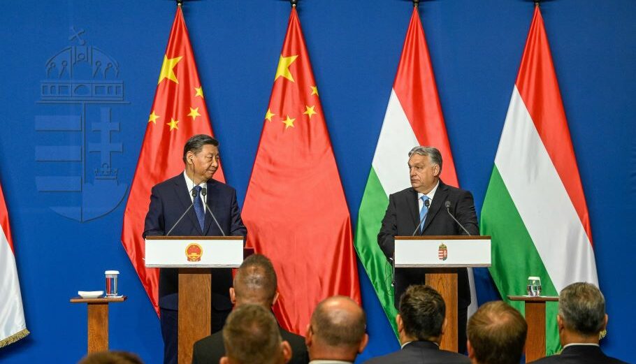 Ο πρωθυπουργός την Ουγγαρίας Όρμπαν με τον πρόεδρο της Κίνας Σι Τζινπινγκ © EPA/Szilard Koszticsak