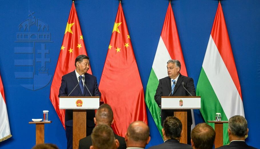 Ο πρωθυπουργός την Ουγγαρίας Όρμπαν με τον πρόεδρο της Κίνας Σι Τζινπινγκ © EPA/Szilard Koszticsak