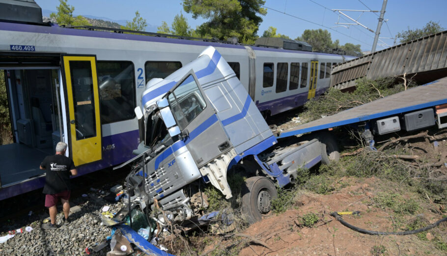 Φορτηγό έπεσε σε τρένο στην Αυλίδα © ΙΝΤΙΜΕ