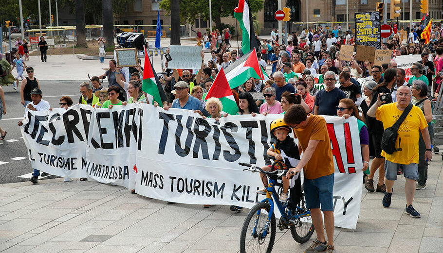 Διαμαρτυρία στη Βαρκελώνη για τη βραχυχρόνια μίσθωση © EPA/TONI ALBIR
