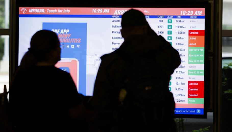 Χάος στα αεροδρόμιο από τα προβλήματα της Microsoft © EPA/CJ GUNTHER