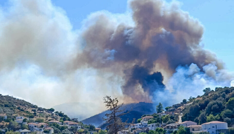 Μεγάλη πυρκαγιά το μεσημέρι της Δευτέρας στην Εύβοια ανάμεσα στο χωριά Πετριές και Κριέζα σε δασική έκταση © Eviathema.gr / EUROKINISSI