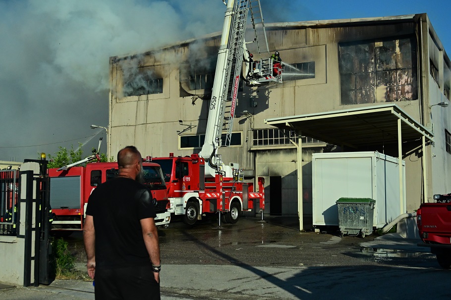 Πυρκαγιά που ξεκίνησε από χαμηλή βλάστηση στην Λ.Καραμανλή κοντά στο ρέμα της Χελιδονούς στο Μενίδι τα ξημερώματα. Η κατάσβεση συνεχίζεται μέχρι αυτήν την ώρα, προκλήθηκαν καταστροφές σε εργοστάσια που βρίσκονται στην περιοχή@eurokinissi
