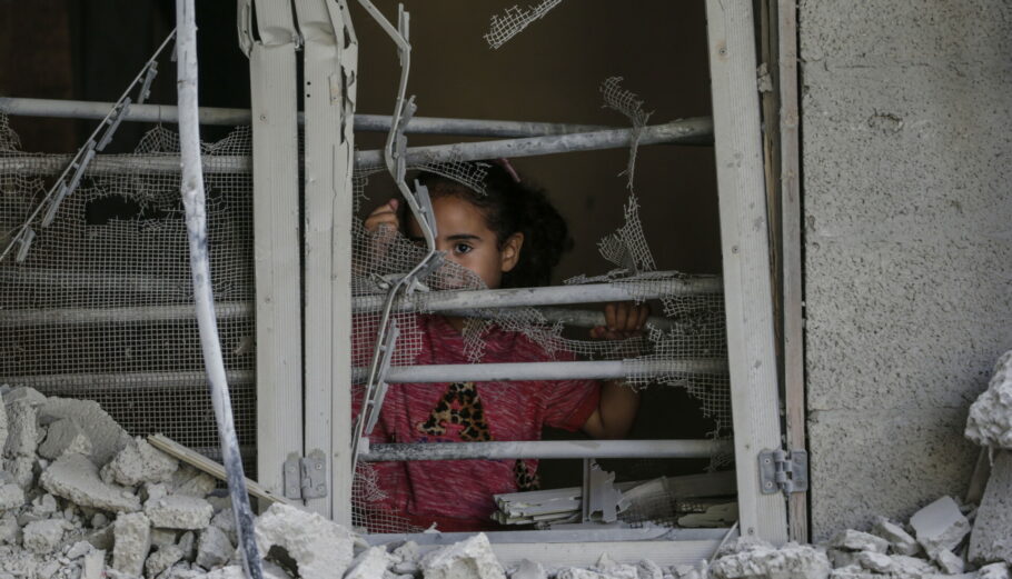 Μομβαρδισμοί στη Γάζα © EPA/MOHAMMED SABER