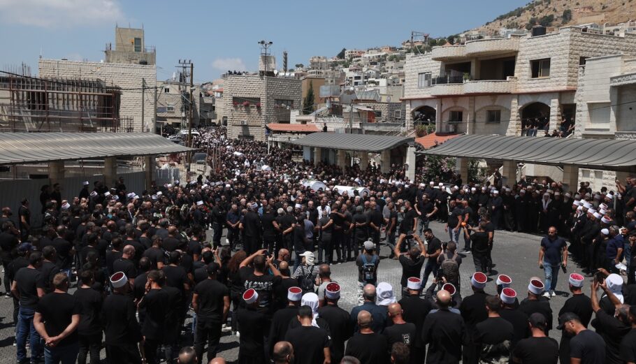Χιλιάδες Ισραηλινοί στην κηδεία των 12 παιδιών από ρουκέτα © EPA/ATEF SAFADI