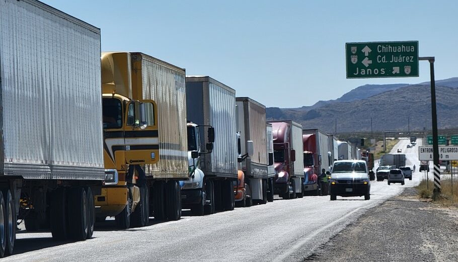 Φορτηγά με κινεζικά προϊόντα στα σύνορα ΗΠΑ και Μεξικού © EPA/Luis Torres