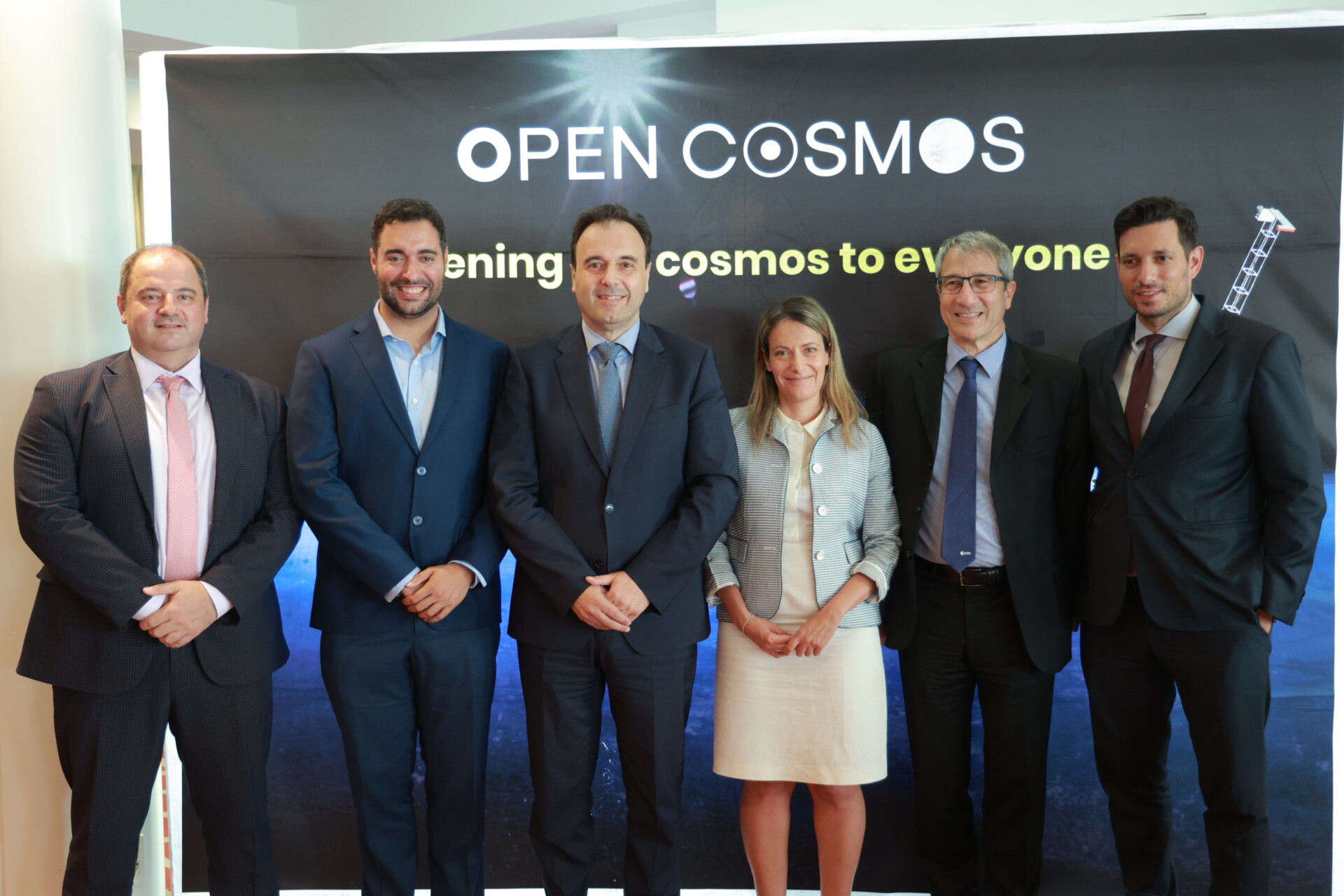 Η συμφωνία για την κατασκευή και την εκτόξευση του σμήνους Μικροδορυφόρων υπεγράφη σήμερα, 2 Ιουλίου, μεταξύ του Ευρωπαϊκού Οργανισμού Διαστήματος (ESA) και της εταιρείας Open Cosmos, παρουσία του υπουργού Ψηφιακής Διακυβέρνησης, Δημήτρη Παπαστεργίου, του υφυπουργού, Κωνσταντίνου Κυρανάκη και του Γενικού Γραμματέα Τηλεπικοινωνιών και Ταχυδρομείων Κωνσταντίνου Καράντζαλου © Υπουργείο Ψηφιακής Διακυβέρνησης 