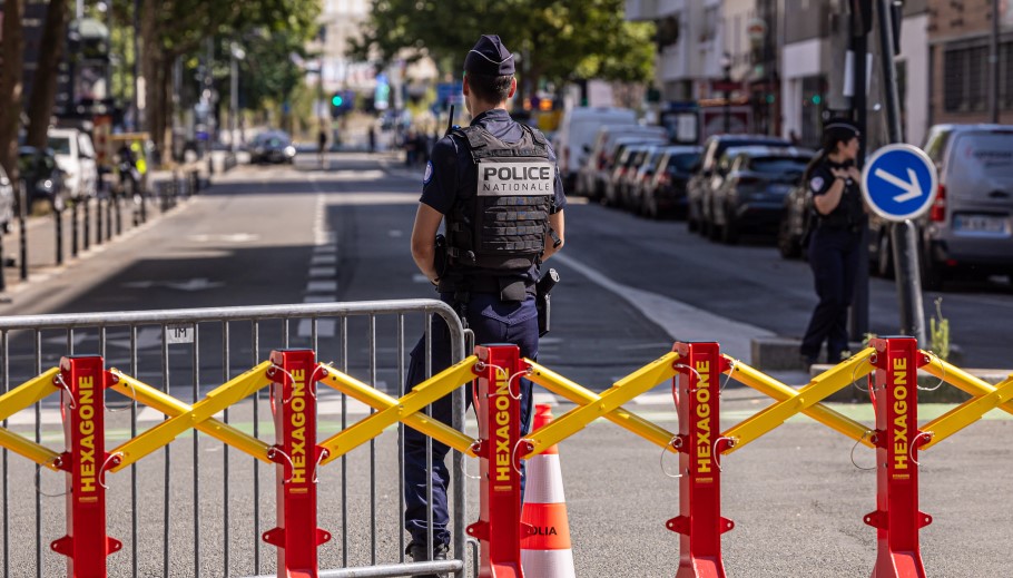 Αστυνομικός στο Παρίσι © EPA/CHRISTOPHE PETIT TESSON