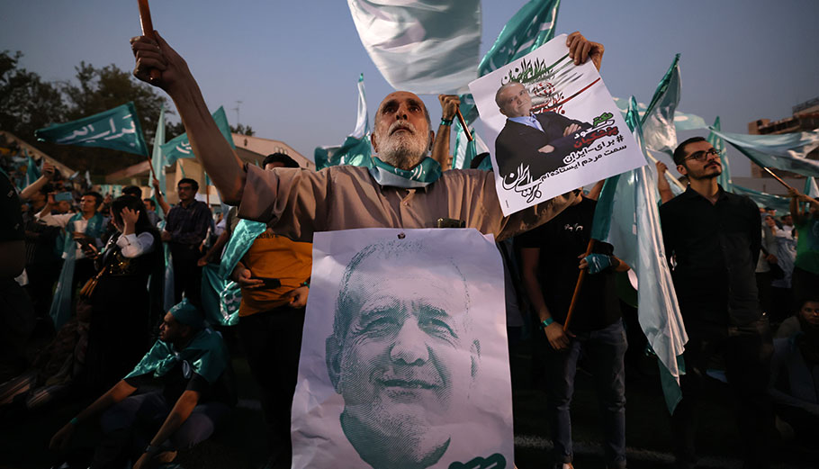 Υποστηρικτές του Μασούντ Πεζεσκιάν στο Ιράν © EPA/STR