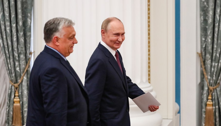 Βίκτορ Όρμπαν και Βλαντίμιρ Πούτιν © EPA/YURI KOCHETKOV