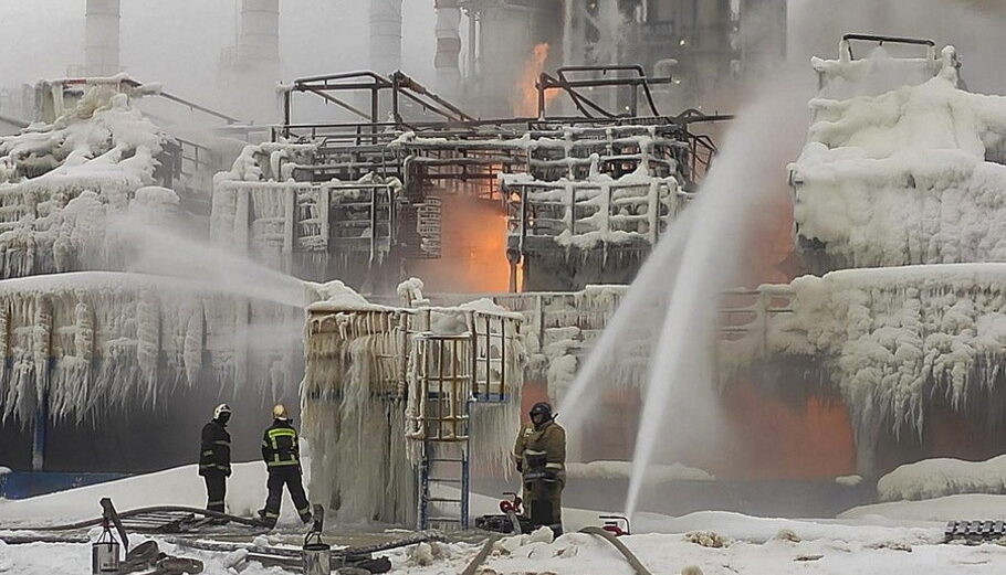 Πυρκαγιά στον τερματικό σταθμό φυσικού αερίου της NOVATEK@EPA/YURI ZAPALATSKIY / HANDOUT HANDOUT