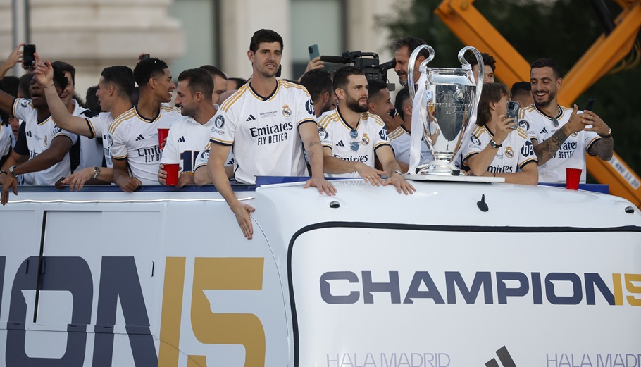 Παίκτες της Ρεάλ Μαδρίτης πανηγυρίζουν την κατάκτηση του Champions League © EPA/JuanJo Martin