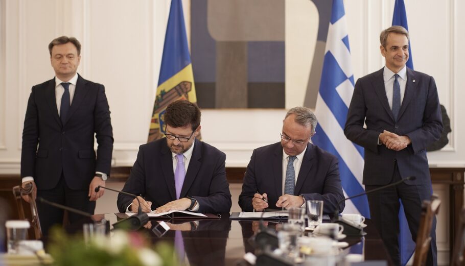 Παρουσία του πρωθυπουργού υπεγράφη η συμφωνία Ελλάδας με τη Μολδαβία για τα διπλώματα οδήγησης © Υπουργείο Υποδομών και Μεταφορών