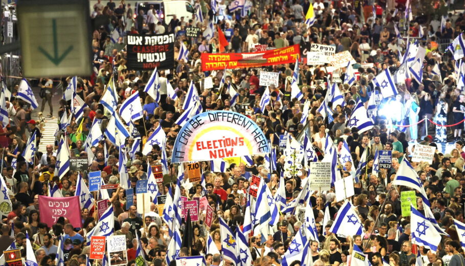 Διαδηλωτές στο Τελ Αβίβ © EPA/ABIR SULTAN