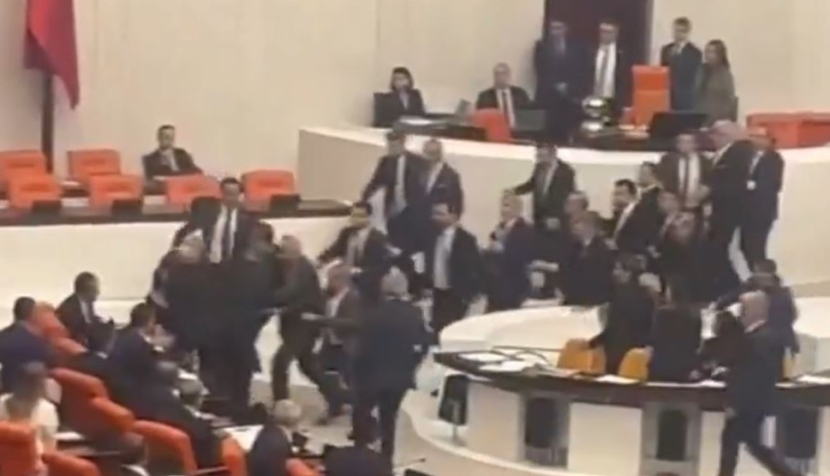 Ένταση και ξύλο μεταξύ βουλευτών στην τουρκική Εθνοσυνέλευση © Screenshot