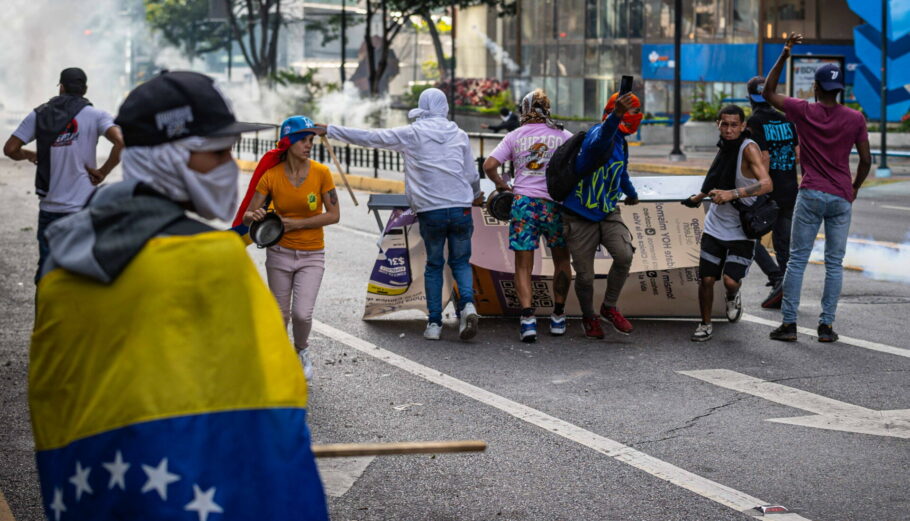 Διαδηλώσεις στη Βενεζουέλα © EPA/Henry Chirinos