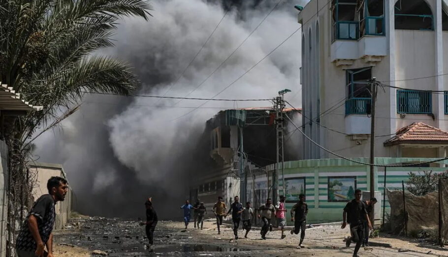 Παλαιστίνιοι εκτοπισμένοι τρέχουν να καλυφθούν μετά από ισραηλινή αεροπορική επιδρομή στο σχολείο Khadija στα δυτικά της πόλης Deir Al Balah, Λωρίδα της Γάζας@ EPA, MOHAMMED SABER