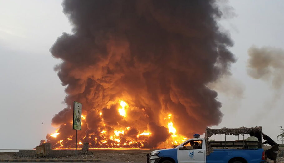 Πυρκαγιά στο λιμάνι Χοντέιντα στην Υεμένη © EPA/HOUTHIS MEDIA CENTER / HANDOUT BEST QUALITY AVAILABLEHANDOUT EDITORIAL USE ONLY/NO SALES