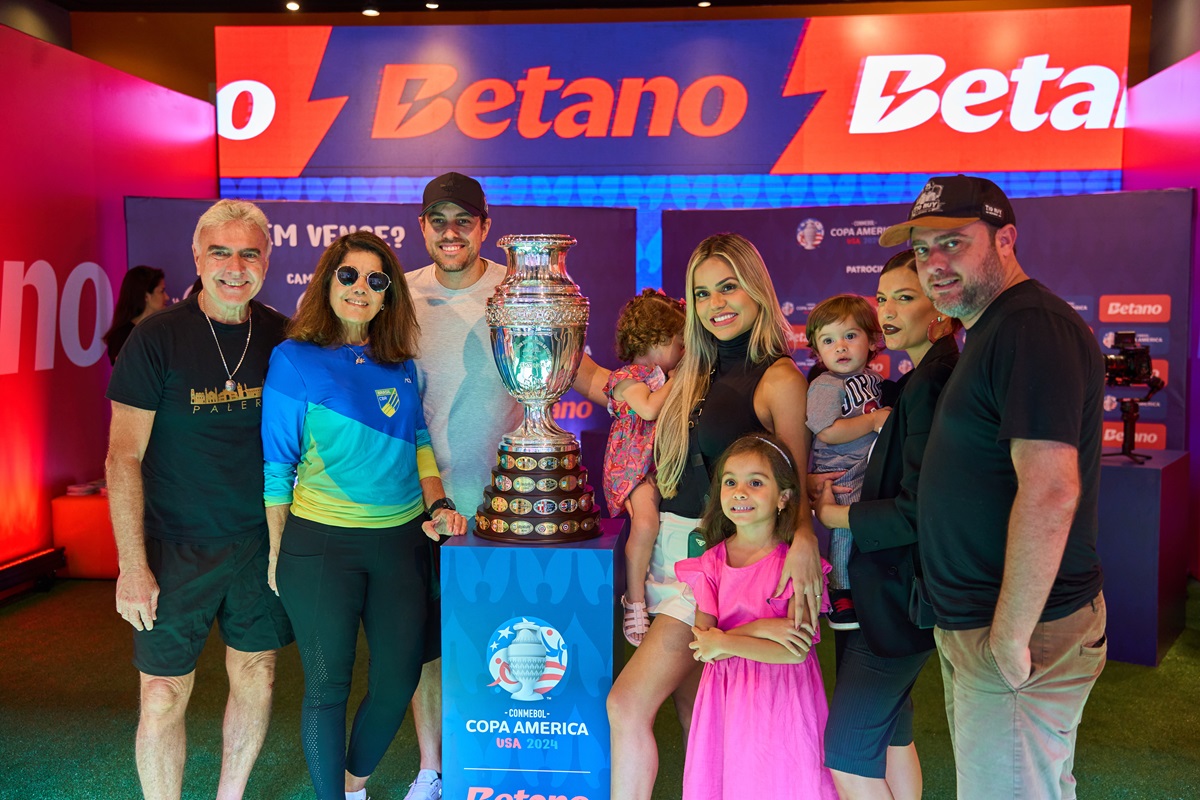 Οικογένειες φωτογραφίζονται με το τρόπαιο του Copa América σε εκδήλωση του Betano στη Βραζιλία © Kaizen Gaming