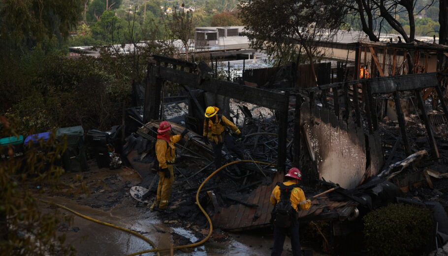 Φωτιά στην Καλοφόρνια έκαψε σπίτια © EPA/ALLISON DINNER