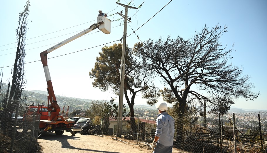 Διακοπές ρεύματος στο Πάτημα Χαλανδρίου μετά τη μεγάλη φωτιά © EUROKINISSI/ΚΩΣΤΑΣ ΤΖΟΥΜΑΣ