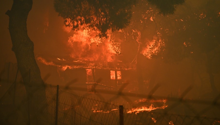 Φωτιά στη Βορειοανατολική Αττική έχει κάνει στάχτη σπίτι © EUROKINISSI