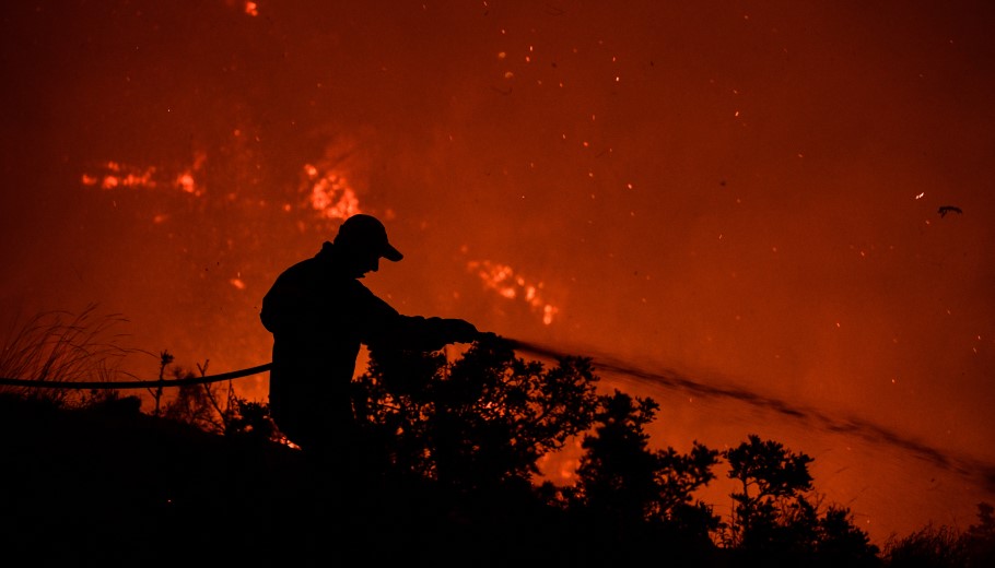 Πυροσβέστης δίνει μάχη με τη φωτιά κατά τη διάρκεια της νύχτας © EUROKINISSI