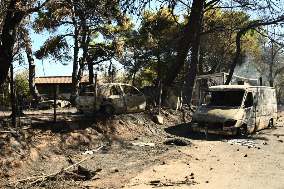 Καμένα αυτοκίνητα στη Νέα Πεντέλη μετά τη φωτιά © EUROKINISSI/ΚΩΣΤΑΣ ΤΖΟΥΜΑΣ